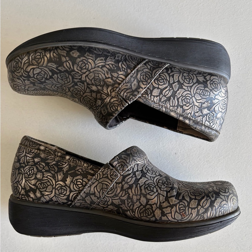 Grey's Anatomy Softwalk Women's Meredith Tan & Gold Floral Clogs/Shoes Size  8M